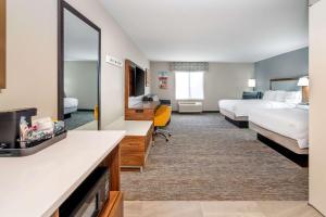 Family Queen Suite with Shower/Bath Tub - Non-Smoking room in Hampton Inn Mitchell