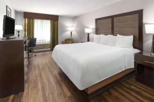 King Room room in La Quinta Inn by Wyndham Buffalo Airport