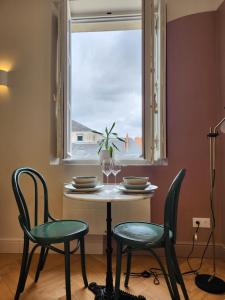 Magnifique studio avec vue sur les toits du Théatre Graslin et la place