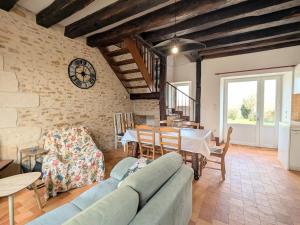 Maisons de vacances Sejour Nature Confortable a Arpheuilles avec Parking - FR-1-591-728 : photos des chambres