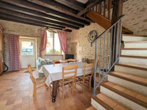 Maisons de vacances Sejour Nature Confortable a Arpheuilles avec Parking - FR-1-591-728 : photos des chambres