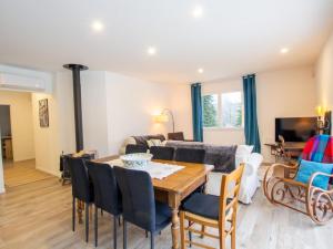 Maison de plain-pied avec piscine privée et Wi-Fi à Château-lÉvêque - FR-1-616-472