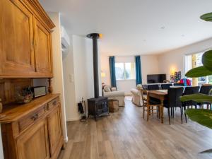 Maison de plain-pied avec piscine privée et Wi-Fi à Château-lÉvêque - FR-1-616-472