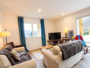 Maison de plain-pied avec piscine privée et Wi-Fi à Château-lÉvêque - FR-1-616-472