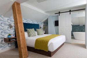 Deluxe King Suite room in The Merchant