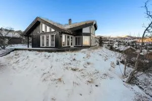 Modern mountain cabin skiing, views and hiking - Bakko