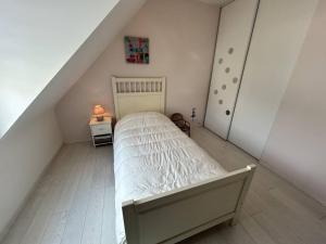 Maison lumineuse, entièrement rénovée, à quelques pas de la plage et des commerces.