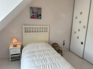 Maison lumineuse, entièrement rénovée, à quelques pas de la plage et des commerces.