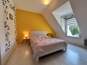 Maison lumineuse, entièrement rénovée, à quelques pas de la plage et des commerces.