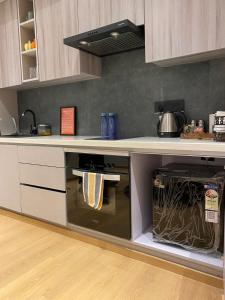 Luxurious Studio with Panoramic Glass Wall By Moonlit Stays