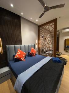 Luxurious Studio with Panoramic Glass Wall By Moonlit Stays