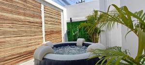 Modern Villa with Big Jacuzzi Lets Relax at City LRP4 - 4hvězdičkové hotely ve městě Nong Prue