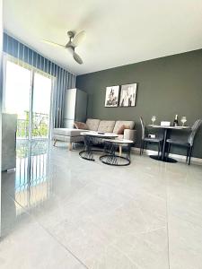 K15 Luxe Oasis Retreat - 3 Minute Drive to Beach