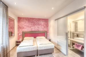 Deluxe Double Room with Balcony room in City Zimmer - Appartement Dina Mariner