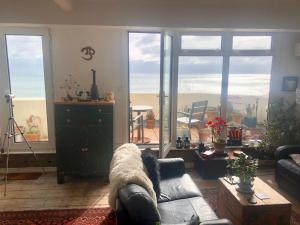 Seafront balcony, lovely spacious relaxing flat