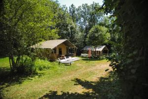 Tentes de luxe Camping Domaine le Peyral - Pionier Lodge XL : photos des chambres