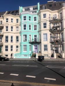 Seafront balcony, lovely spacious relaxing flat