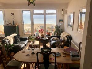 Seafront balcony, lovely spacious relaxing flat