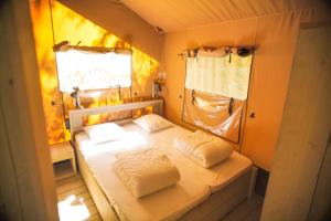 Tentes de luxe Camping Domaine le Peyral - Pionier Lodge XL : photos des chambres