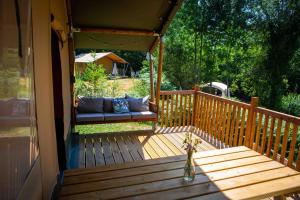 Tentes de luxe Camping Domaine le Peyral - Pionier Lodge XL : photos des chambres