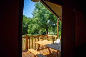 Tentes de luxe Camping Domaine le Peyral - Pionier Lodge XL : photos des chambres