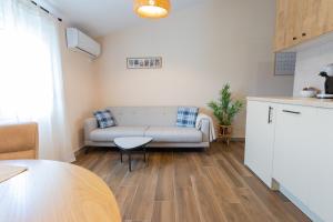 Bright & Cozy Apartment in quiet area near Airport