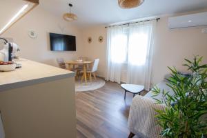 Bright & Cozy Apartment in quiet area near Airport