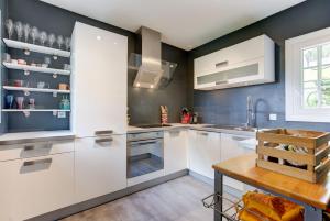 Villa in Antibes domain with tennis and pools