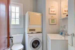 Villa in Antibes domain with tennis and pools