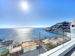 ROSALES Casa vistas al mar y piscina comunitari