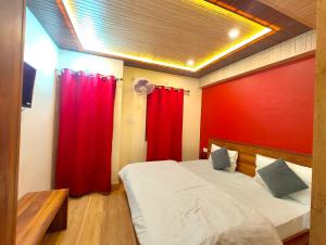 Hotel GP Mall Road Nainital Near Naini Lake - A Luxury Room With Newly Decorated and Renovated Room - with Wifi - Room Service Available - Book Now