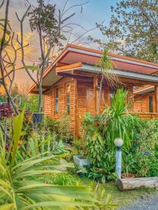 ครัวบ้านไม้สักโฮมสเตย์ เขาวงพระจันทร์