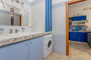GuestHost Bright Apartment with private parking img11