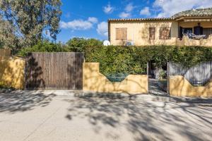 GuestHost Bright Apartment with private parking img14