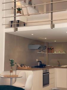 Green Cozy Home City Center by PikHost