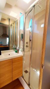 Casa Flotante en el Centro de Vigo - Different Charter