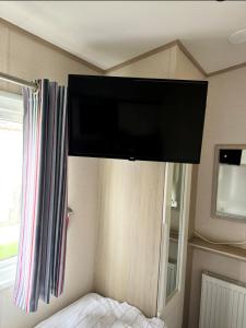 PG177 Golden Palm Resort 8 Berth Caravan With Decking