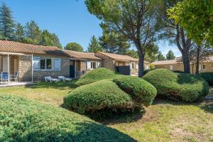 Maisons de vacances Provencal stone T3 cottage in a tourist residence : photos des chambres
