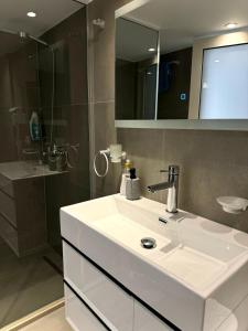 Lovely Blue Home City Center by PikHost