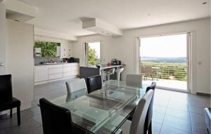 Maisons de vacances Cozy Home In Rochefort-Du-Gard : photos des chambres