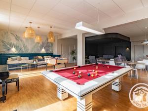 Maisons de vacances Villa renovee a Cholet avec piscine privee et vue sur le lac, ideale pour 15 personnes - FR-1-622-105 : photos des chambres