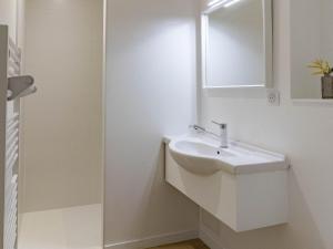 Maisons de vacances Villa renovee a Cholet avec piscine privee et vue sur le lac, ideale pour 15 personnes - FR-1-622-105 : photos des chambres