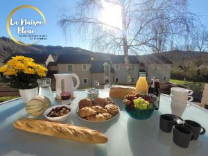 Appartements La Maison Bleue, village vacances, piscine, parking : photos des chambres