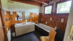 Maisons de vacances Maison de 7 chambres a Eyrein avec jardin amenage et WiFi : Maison de Vacances 7 Chambres
