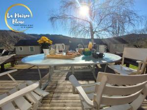 Appartements La Maison Bleue, village vacances, piscine, parking : photos des chambres