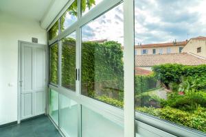 Bright and modern 2 BR in the heart of Antibes!