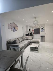 Luxury and stylish 3 bedroom house or Apartment in Greenhithe - Available for booking as individual Room or as a Whole apartment - 11mins walk to Greenhithe Train Station, 7 mins drive to Bluewater shopping mall