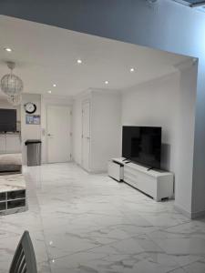 Luxury and stylish 3 bedroom house or Apartment in Greenhithe - Available for booking as individual Room or as a Whole apartment - 11mins walk to Greenhithe Train Station, 7 mins drive to Bluewater shopping mall