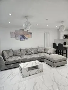 Luxury and stylish house or Apartment in Greenhithe - Available for booking as individual Room or as a Whole apartment - 11mins walk to Greenhithe Train Station, 7 mins drive to Bluewater shopping mall - Swanscombe