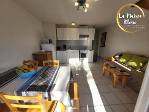 Appartements La Maison Bleue, village vacances, piscine, parking : photos des chambres